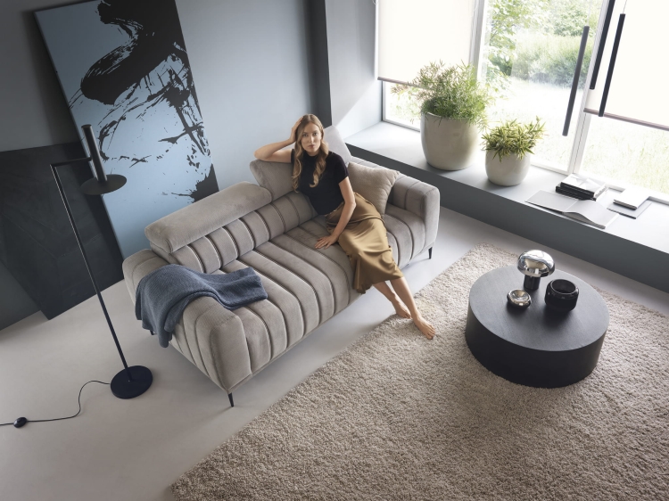 Sofa z materacem 140x196 Gandi Ontario 16 widok z góry z modelką.jpg